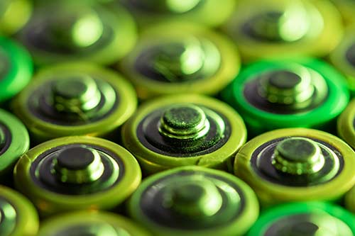 batterij aangedreven constructie zal duurzaamheidsinspanningen ondersteunen Closeup van positieve uiteinden van een batterij