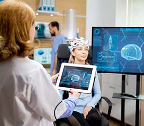 3d holografie en neurowetenschappen. Afbeelding toont onderzoeker die een hersenscan afneemt bij een vrouw.