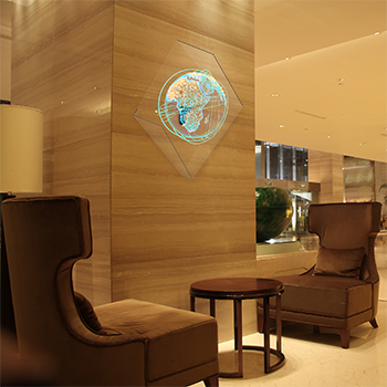 SmartV Kubus Shift L hypervsn. Afbeelding toont 3d projector in hotel lobby.