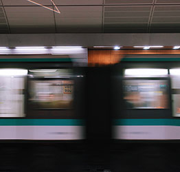 beweging in een twee drie dimensies. Afbeelding toont een metrostel dat tegen hoge snelheid voorbij rijdt.