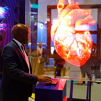 contactloze bediening van hologram animatie van hart in gezondheidszorg