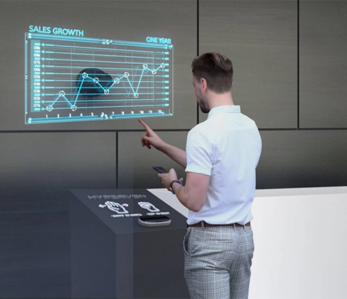 Interactieve 3D schermen. Man vraagt informatie op via een contactloze interface
