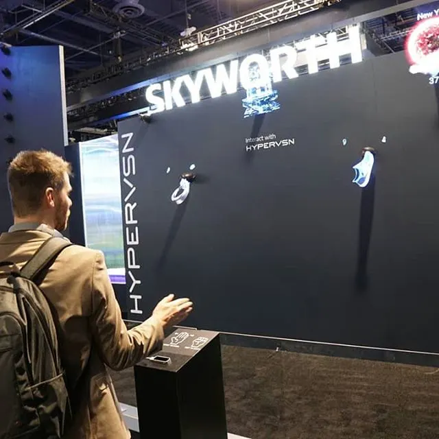 Een display registreert publieksinteractie op een vakbeurs.