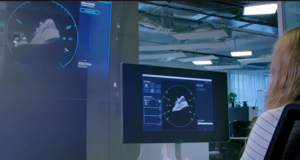 Een expert toont digitale oplossingen op een holografisch scherm dankzij een HDMI verbinding