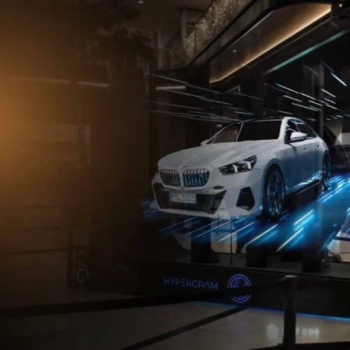 interactieve 3d toepassingen in retail. Holografische display trekt klanten aan in retail omgeving
